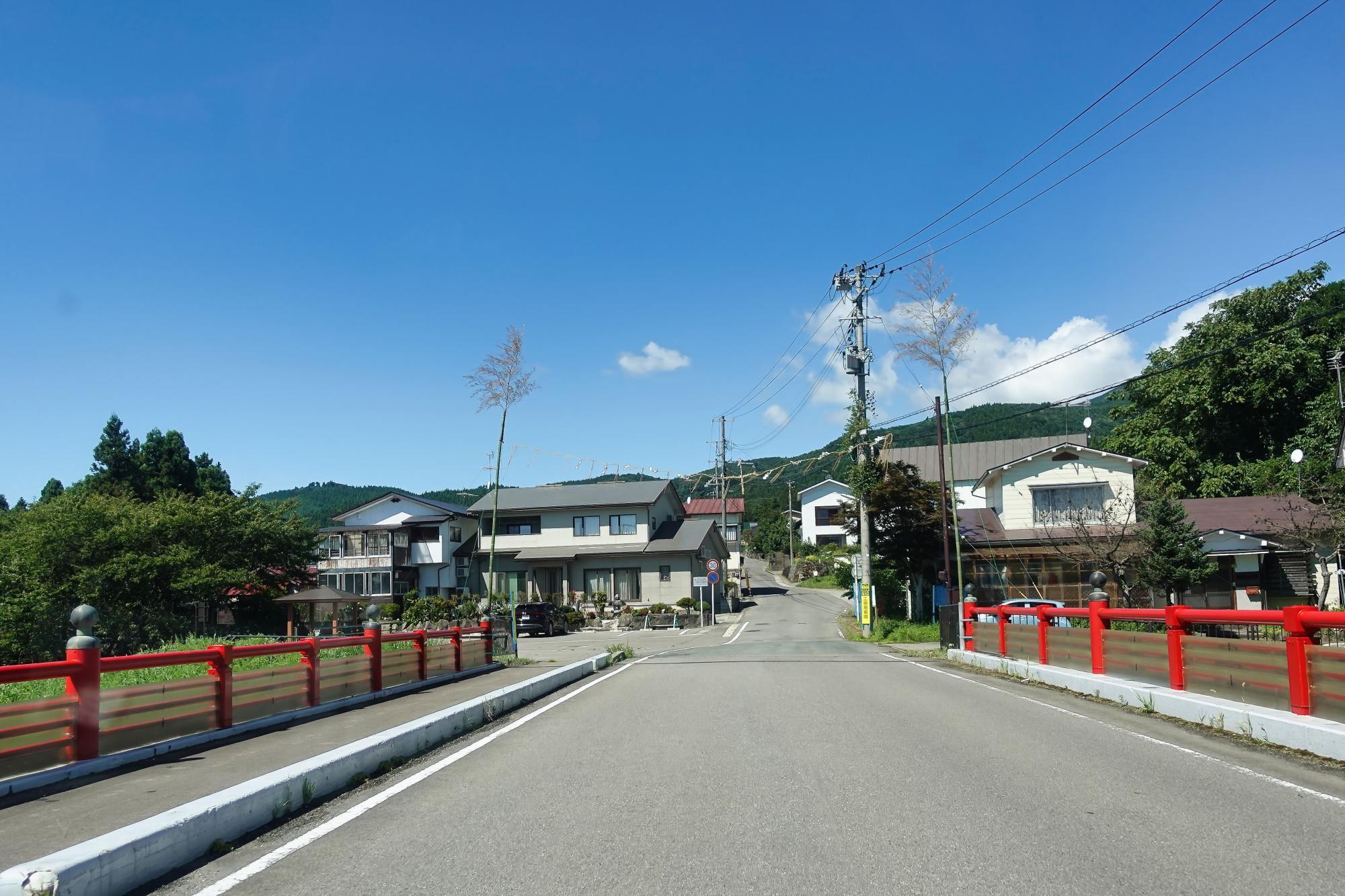 龍ヶ沢湧水ルート 大谷川の橋 真っ直ぐ行くと史跡慧日寺跡