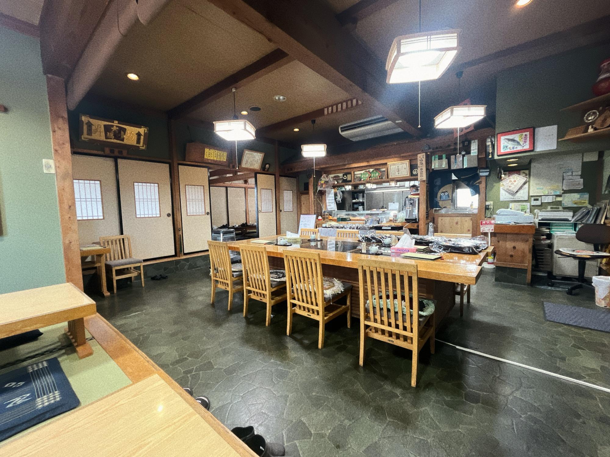 すし万大将 店内