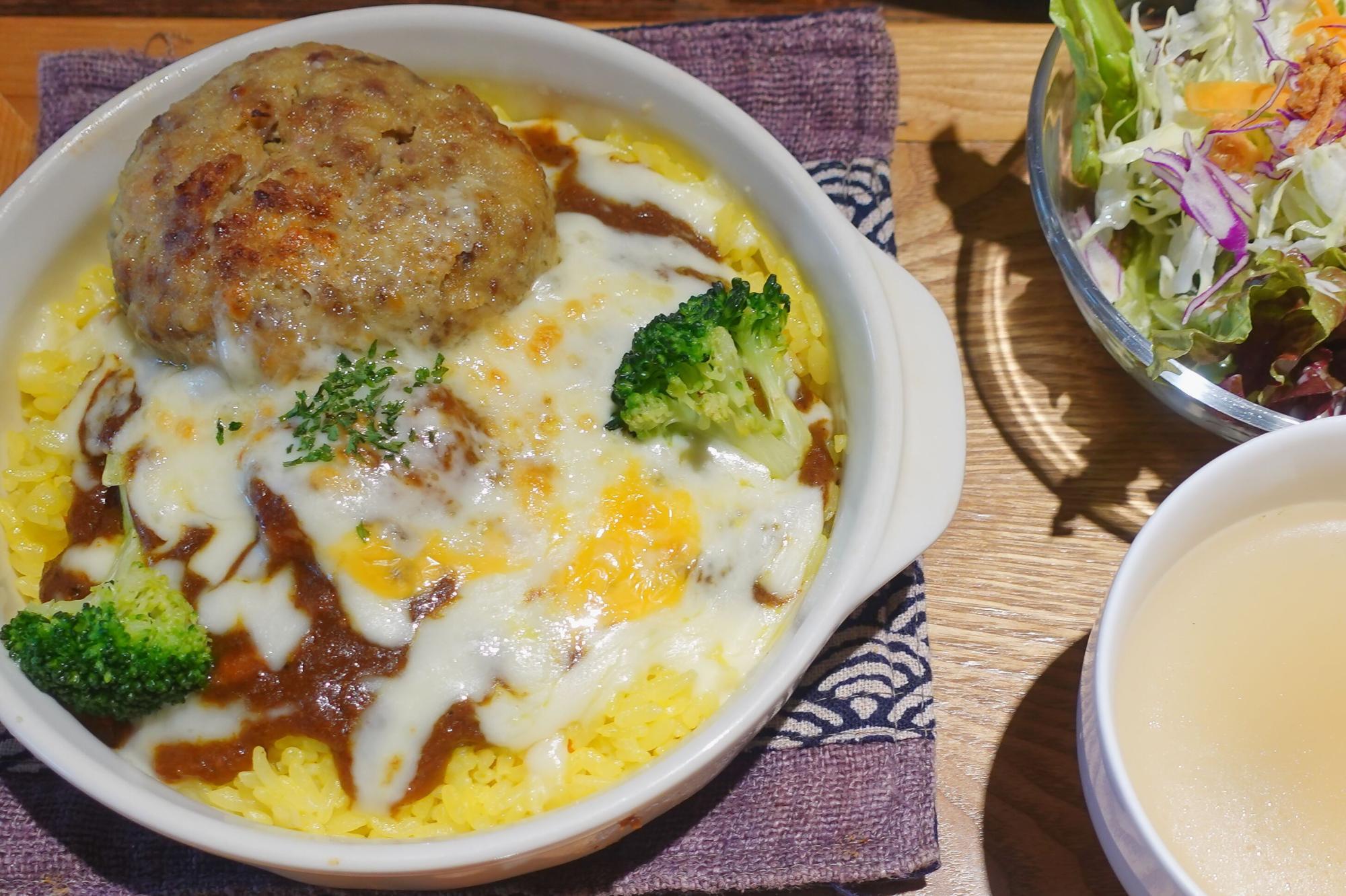 カフェテラス わさび 「チーズ焼きカレー(ハンバーグのせ)」