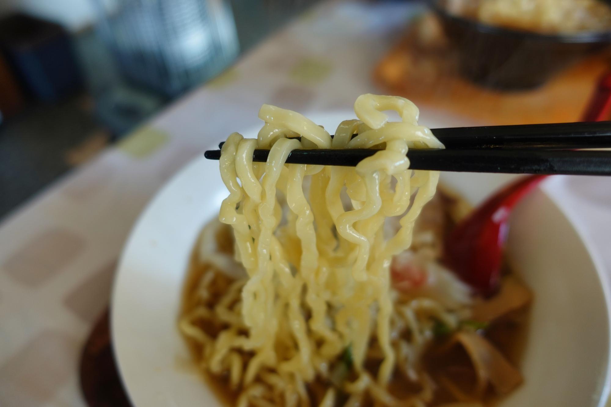 ラーメン工房 はちべえ ワンタンメン 中太平打ち多加水縮れ麺 リフトアップ