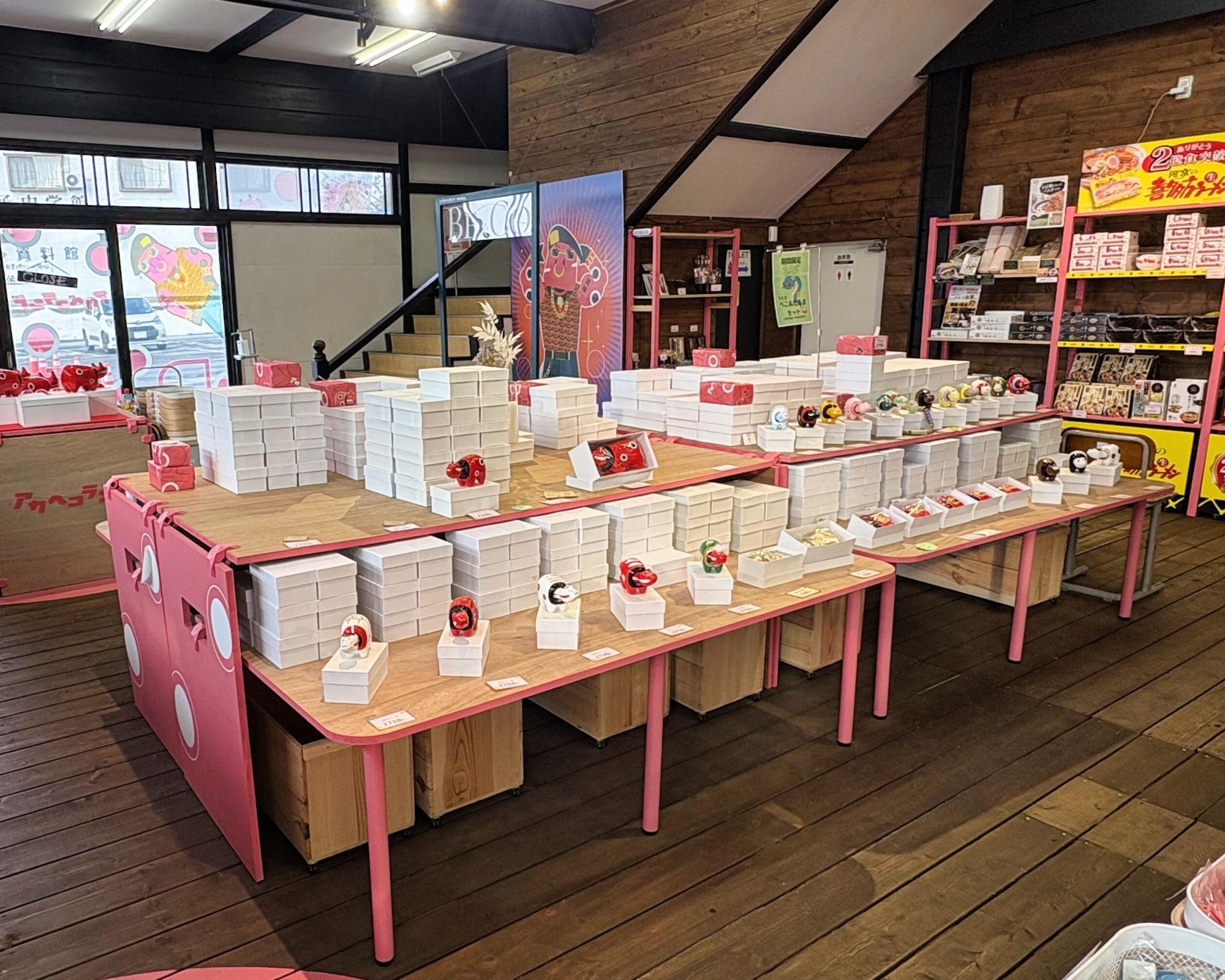 アカベコランド  店内 赤べこ各種