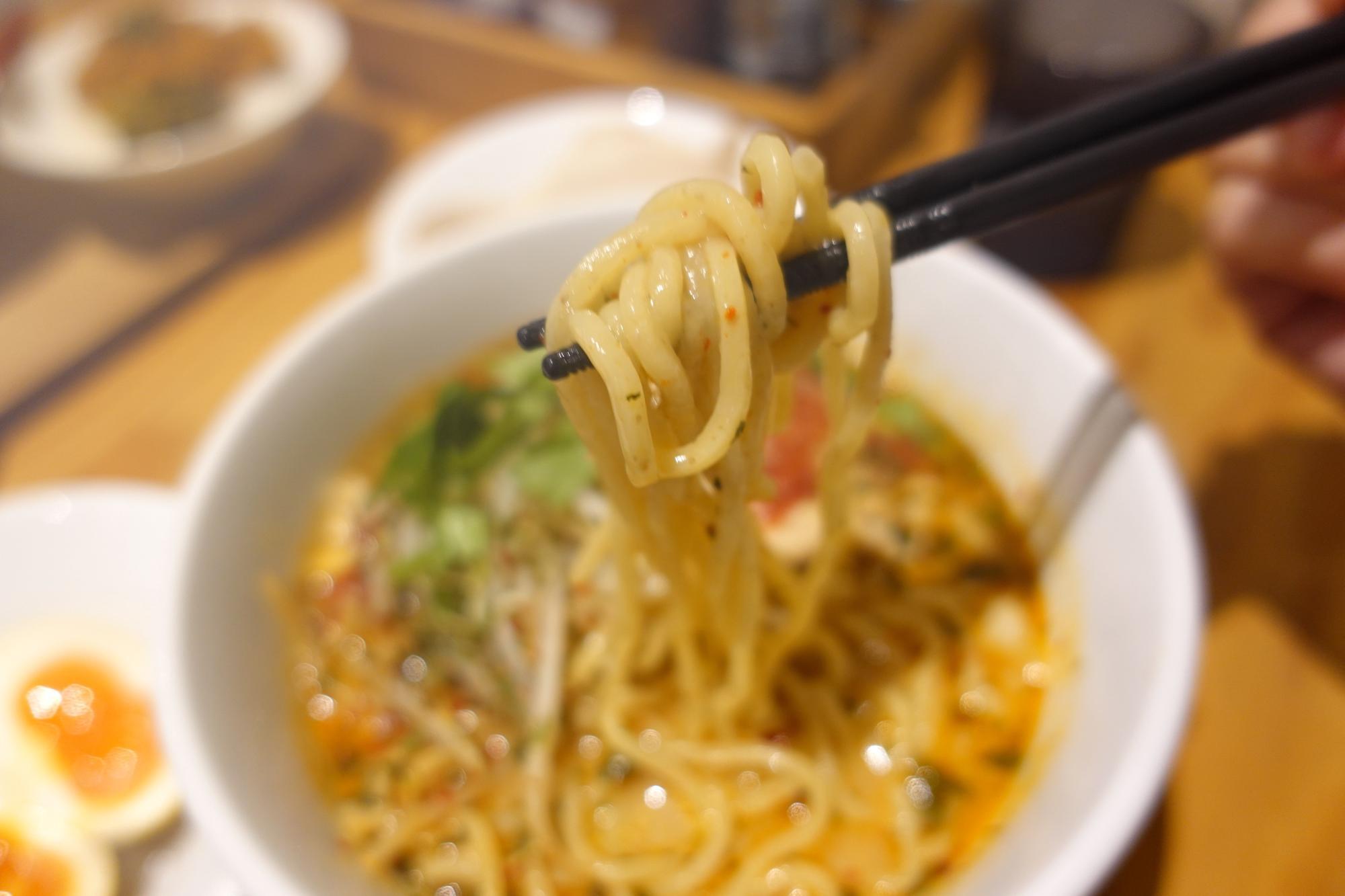 アッパレ スパイスラーメン専門店 SPICE 麺 アッ晴れ 「赤い旨辛スパイスラーメン」麺