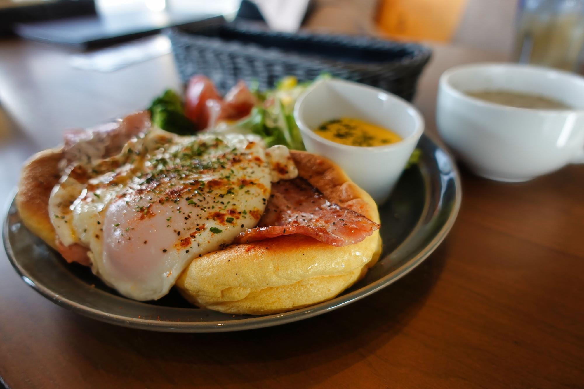 Cocco tree（コッコツリー）エッグベネベネディクト風 ランチパンケーキ