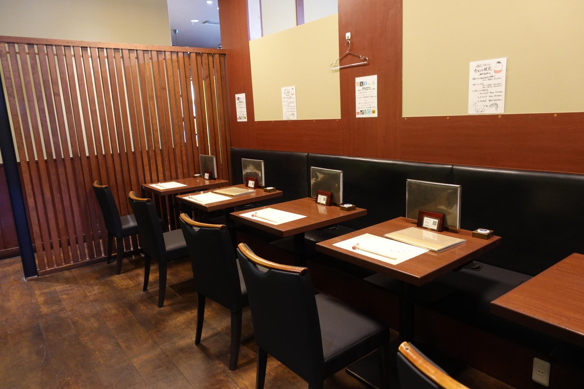 鶴我 会津本店 店内 テーブル席