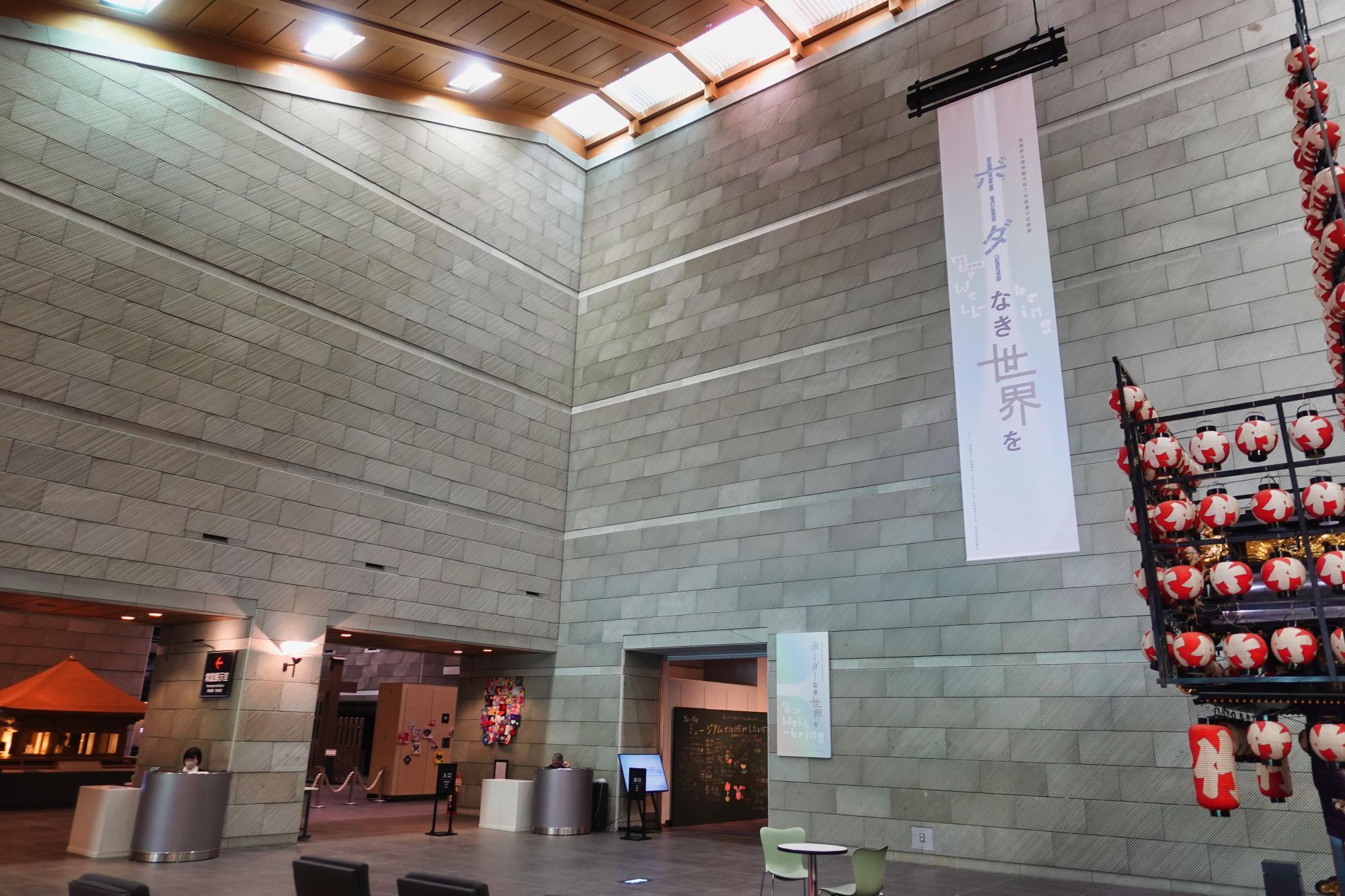 福島県立博物館 ロビー 企画展入口は写真正面受付の右です