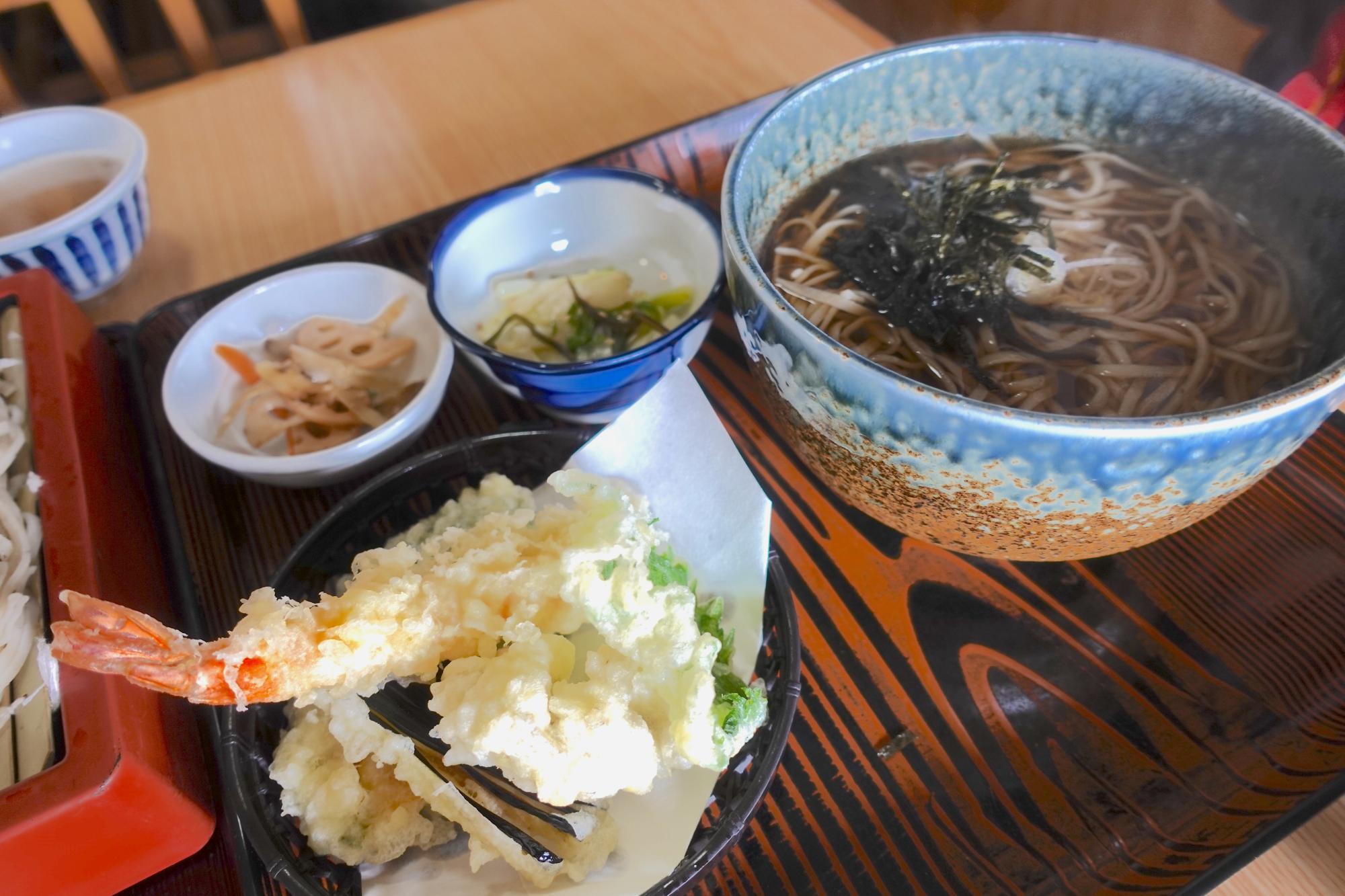 東山庵 温かい天ぷら蕎麦