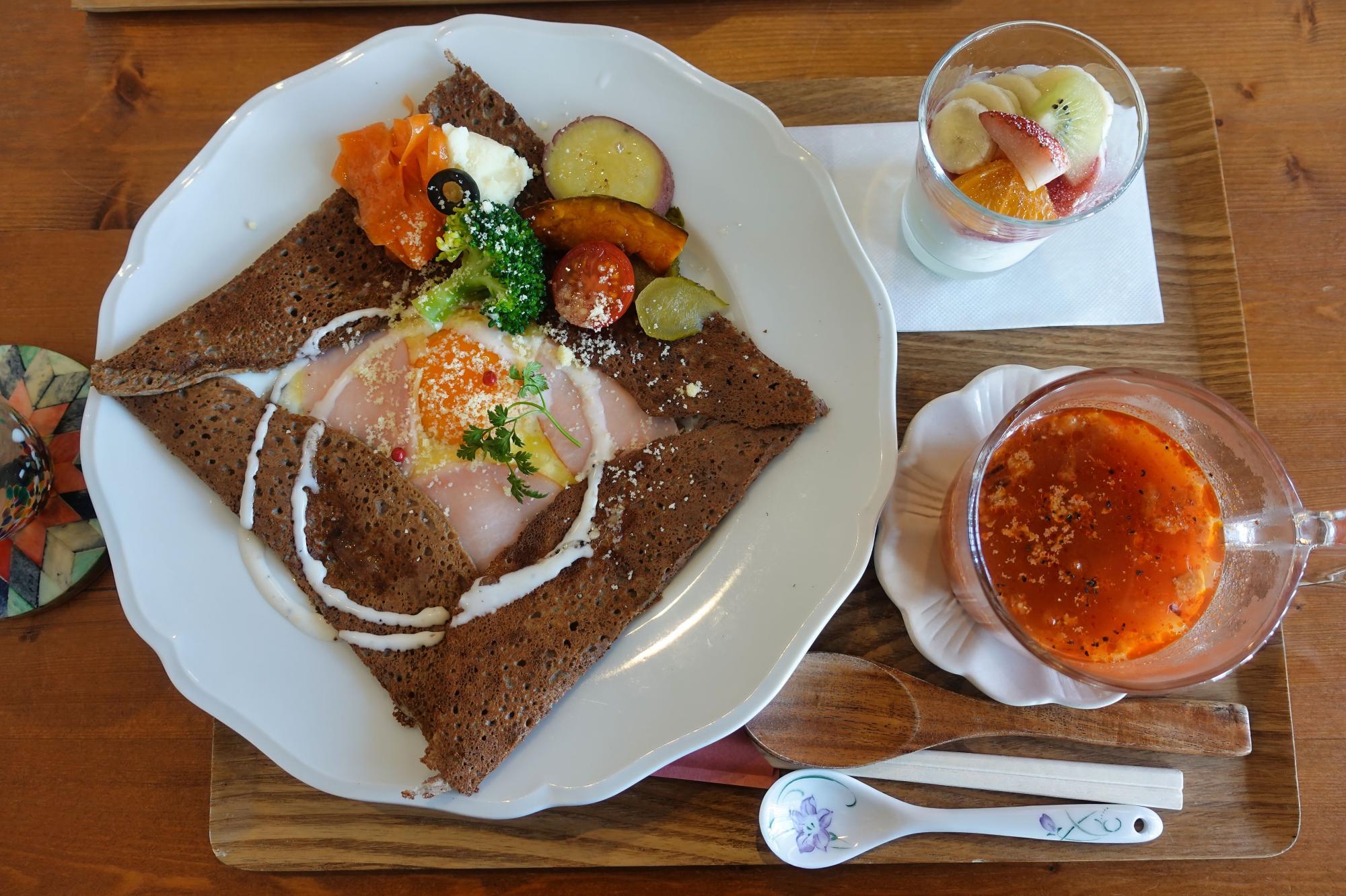 三茶カフェ そば粉のガレット コンプレット(ハム・チーズ・卵)  + 朝茶セット