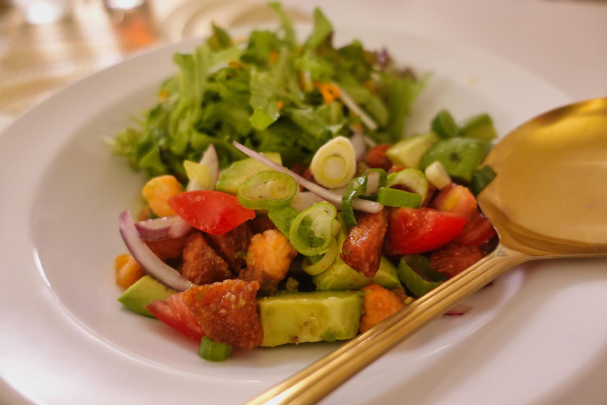 タイ料理レストラン バンコクコーナー  ヤムサーモンアボガド