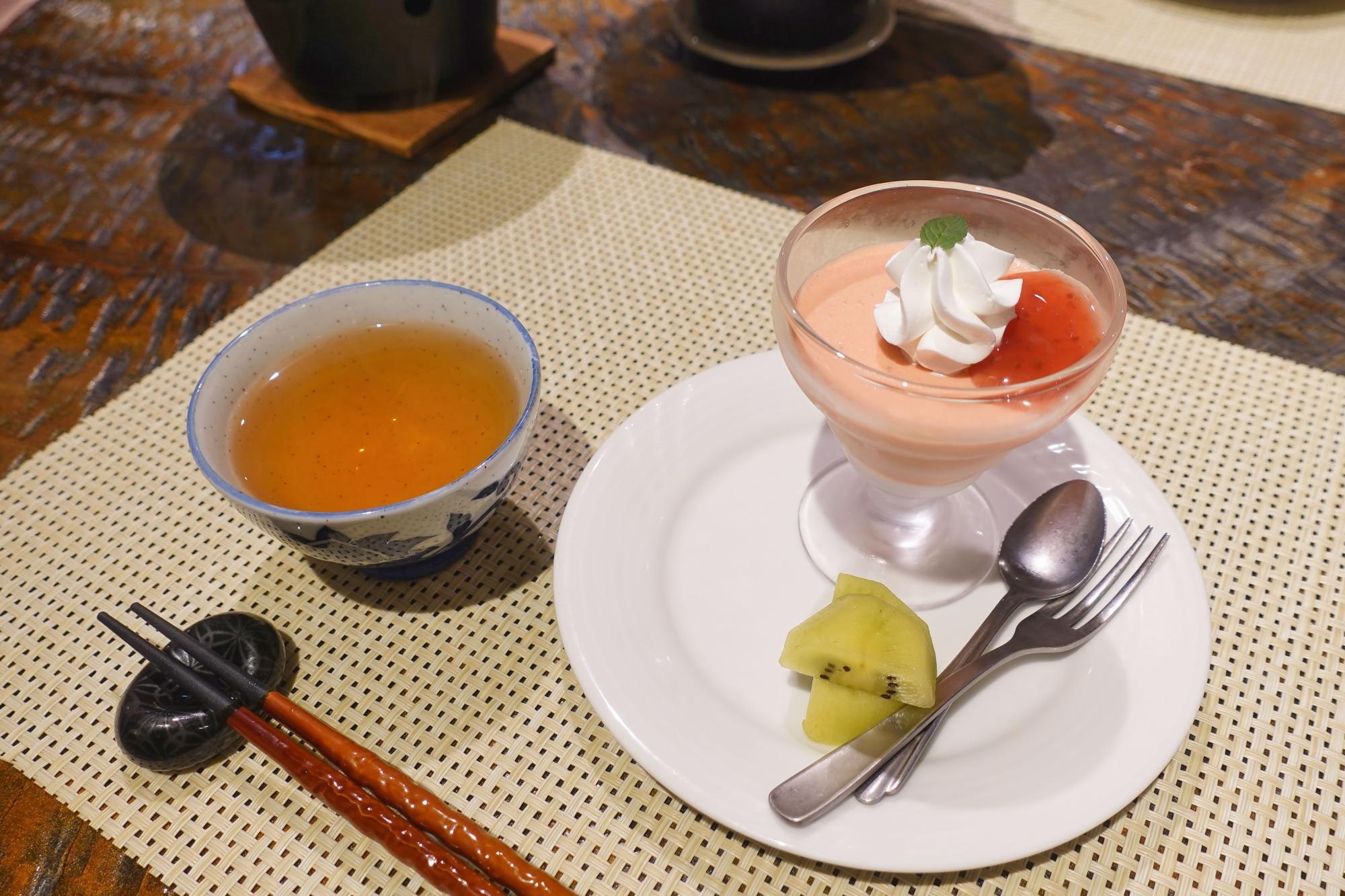 熱塩温泉 山形屋(やまがたや)  夕食「デザート 苺ムースにキウイ」