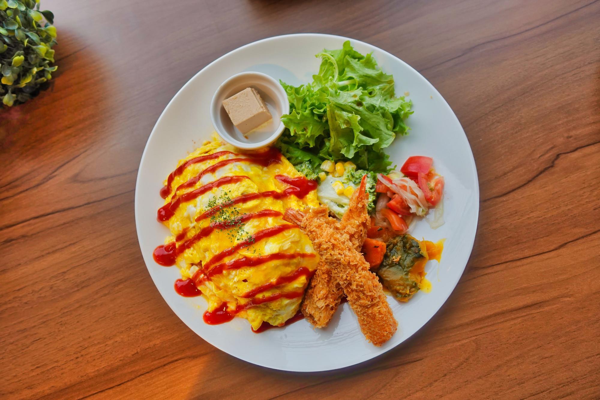 kitchen Little Forest（キッチン リトル フォレスト）エビフライ付き オムライスプレート