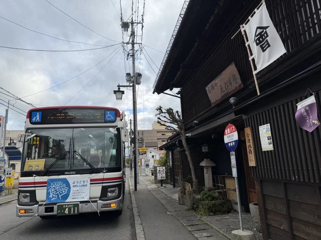 バス停「飲食店街」と夜間周遊バス 01｜写真｜2026-05-02