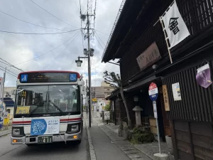 バス停「飲食店街」と夜間周遊バス 01|写真|2026-05-02